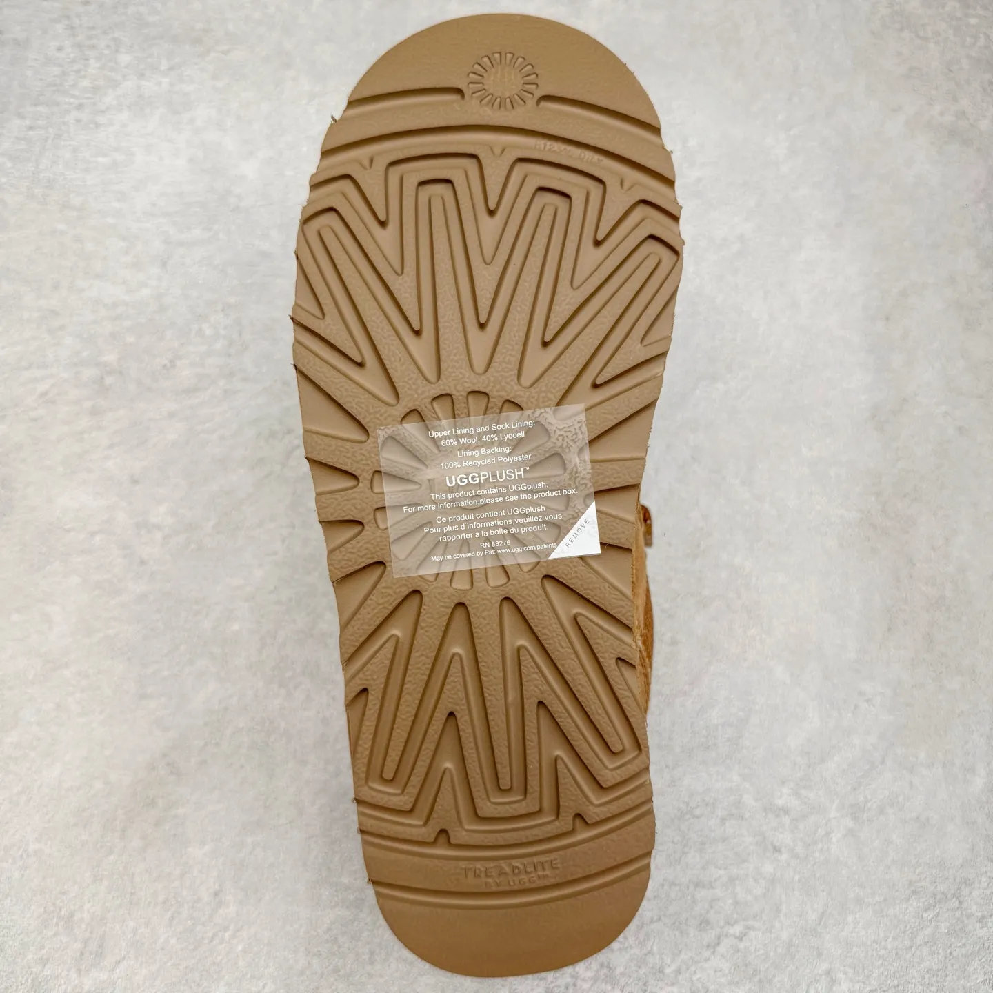 Pick up locally 💰600 UGG 4032 Meyer autumn and winter sheepskin and fur integrated snow boots. All shoes are made from the same factory as ZP. Longfeng A-grade Australian imported sheepskin and fur integrated men's and women's boots. Brand OEM production line. Fully follow the ZP process. OEM original pattern maker. Adhering to the principle of no original shoes and no development selection. Pay attention to every detail. The most authentic version on the market TREADLITE "Light Wing" technology outsole. Lightweight/durable/flexible/pile size: 35 36 37 38 39 40 41 42 43 44 45 Coding: by3936010